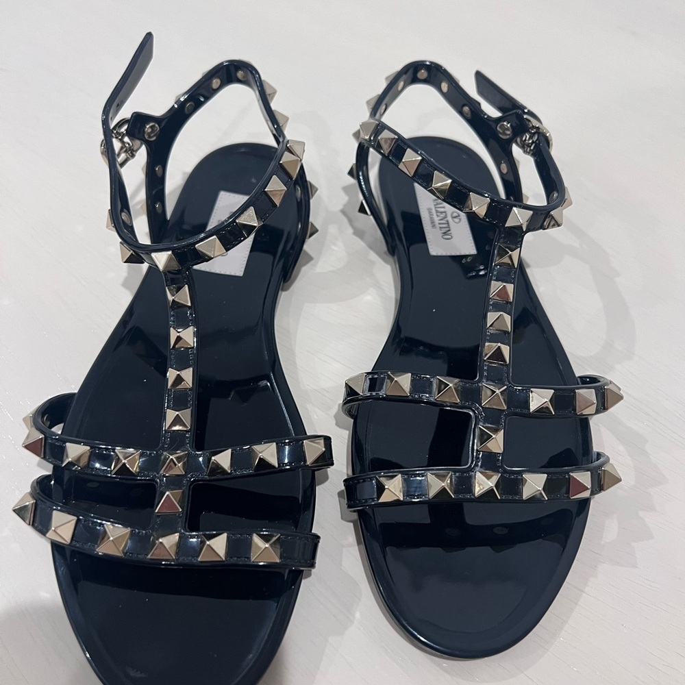VALENTINO GARAVANI ROCKSTUD FLAT SANDALS
